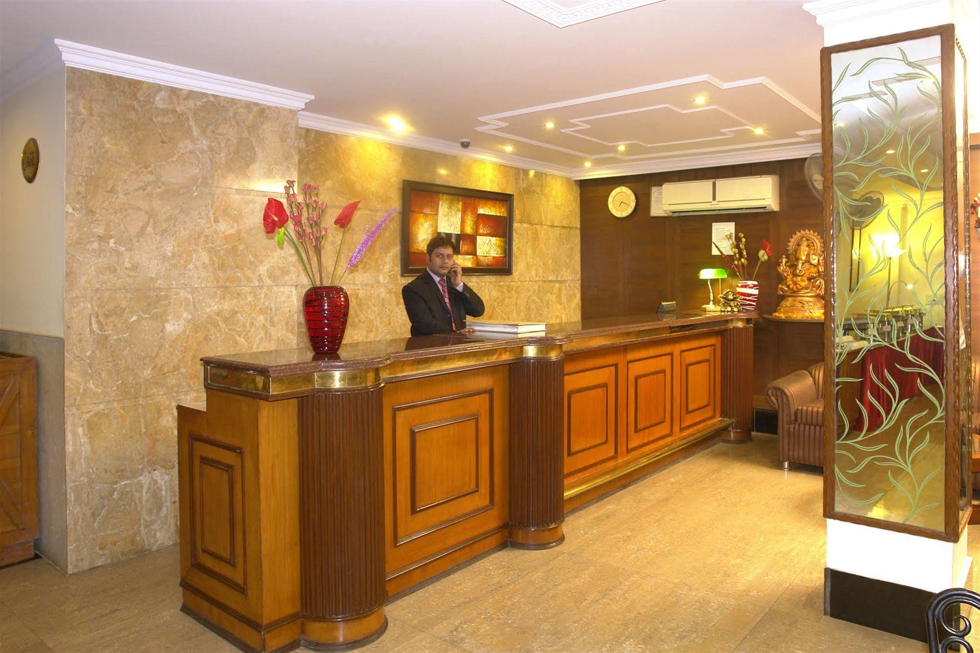 The Crest Inn Delhi  Exterior photo