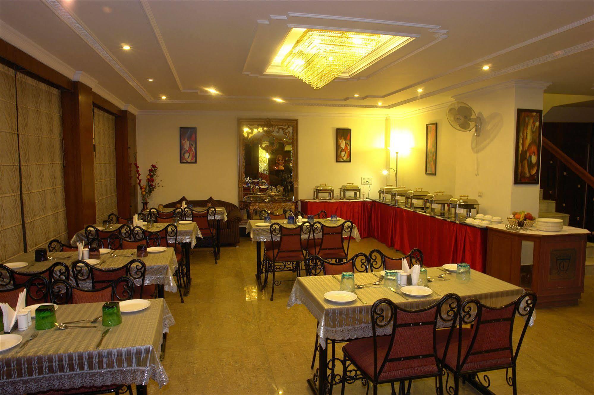 The Crest Inn Delhi  Exterior photo