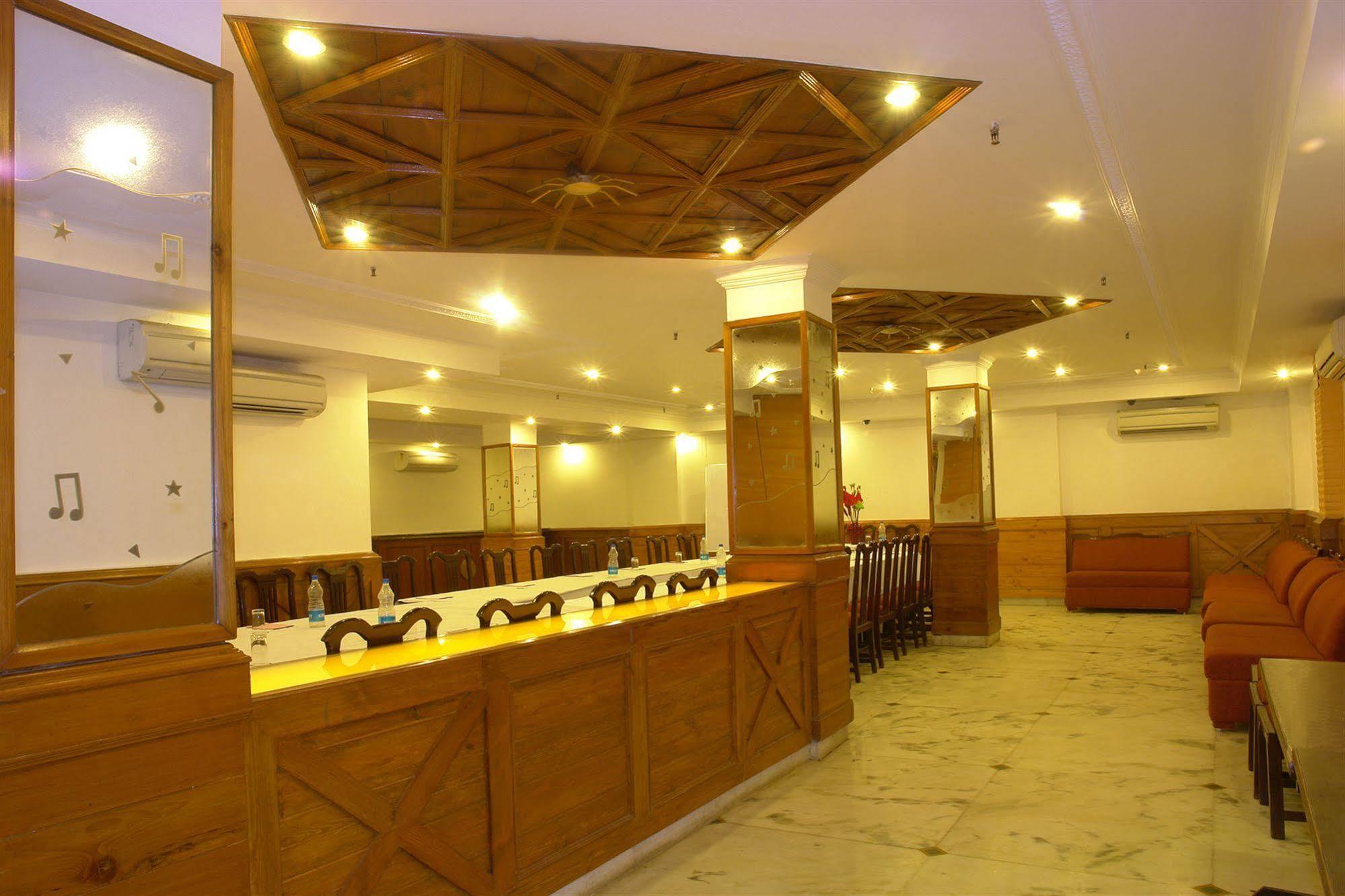 The Crest Inn Delhi  Exterior photo