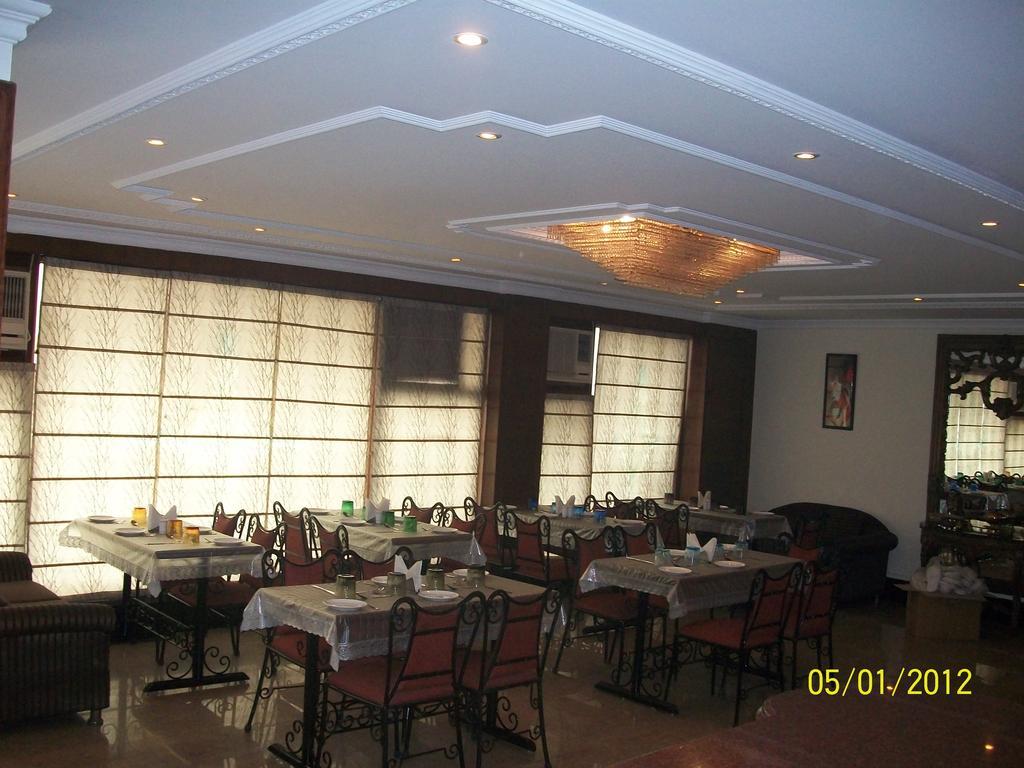 The Crest Inn Delhi  Exterior photo